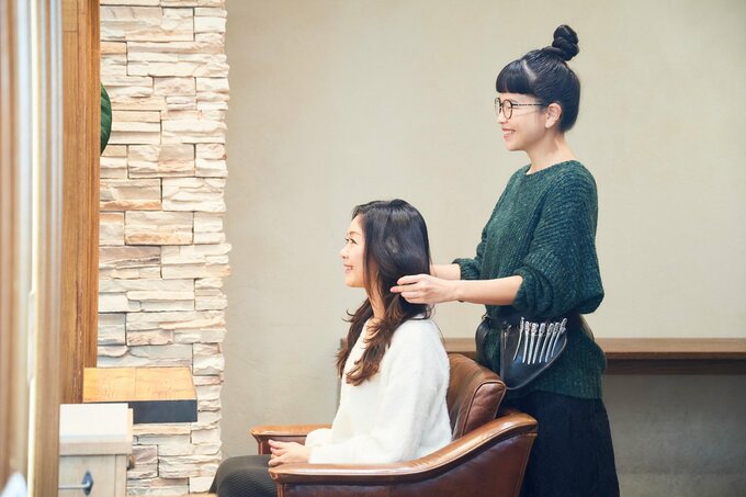 美容師と女性