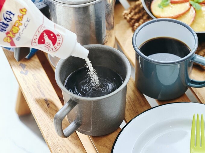 カップに砂糖を入れる