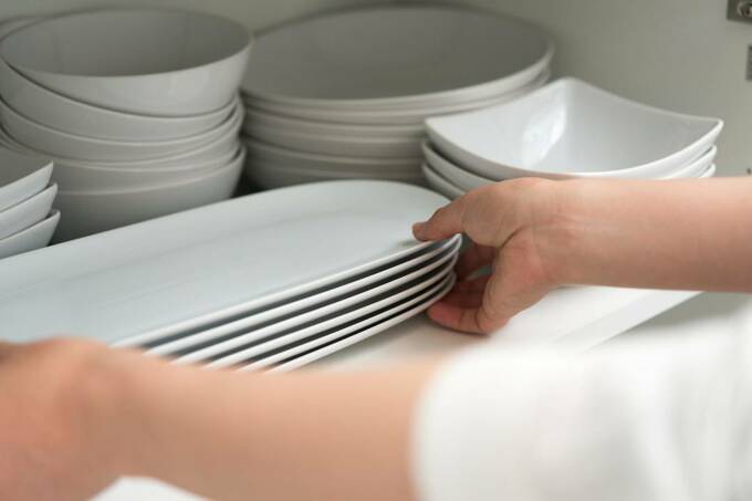 重ねられた食器