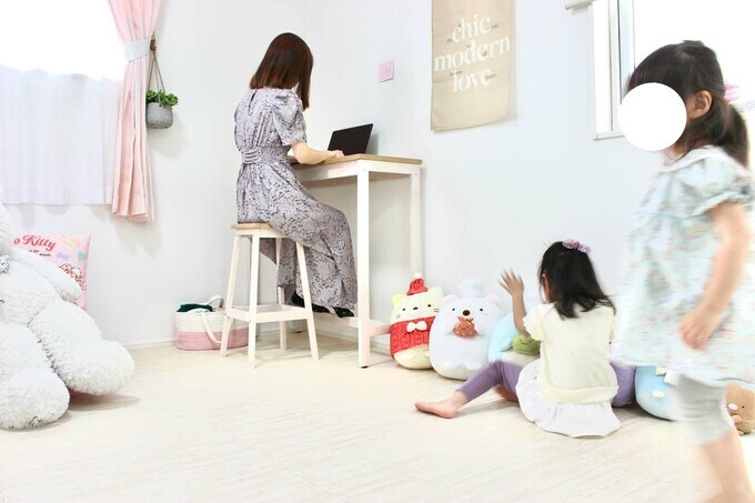 子どもの近くでパソコン作業をする