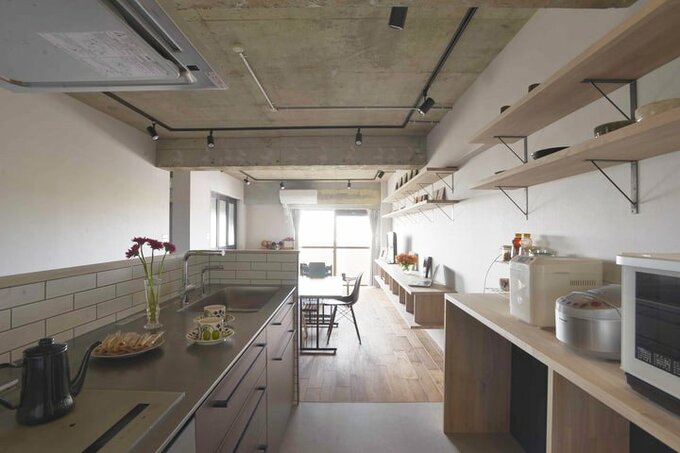 キッチンの先にあるダイニング