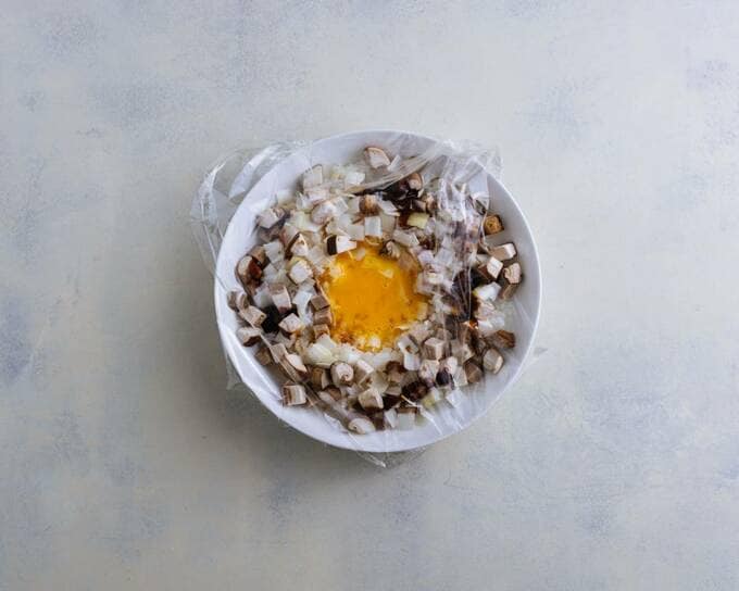 シイタケや卵が入った容器