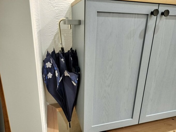 シューズボックス横の傘かけフック