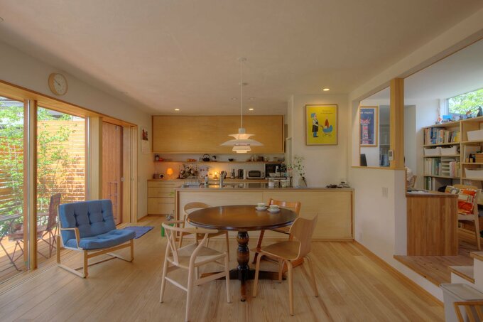 2方向に抜けがあるリビングダイニング