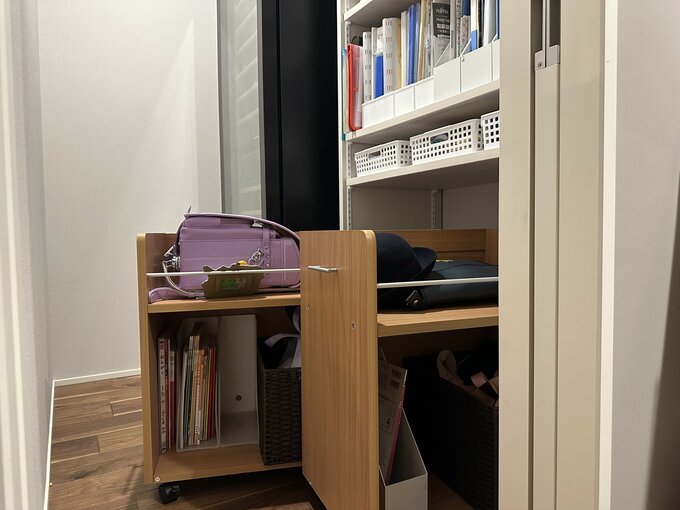 リビングクローゼットに収納した学校グッズ