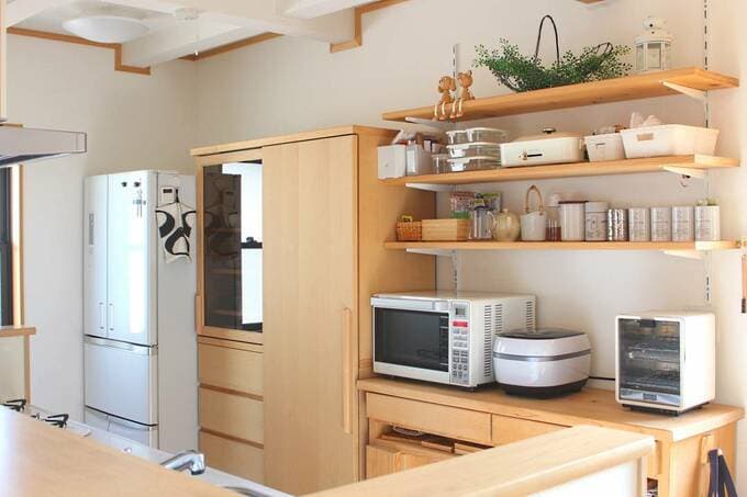 棚に電子レンジなど
