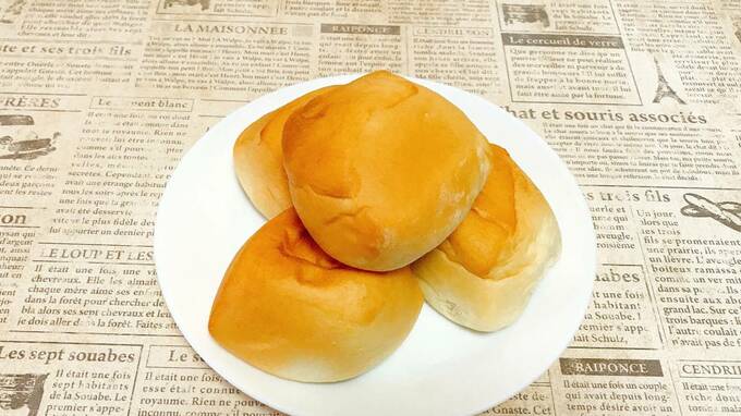 お皿にディナーロール