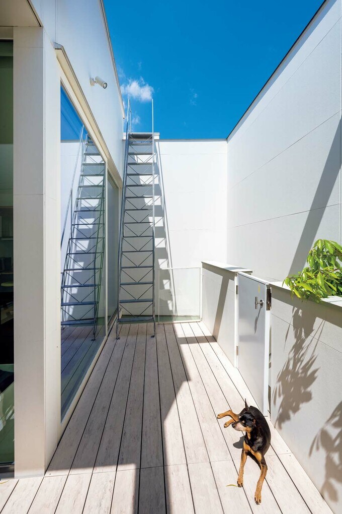 テラスには外階段でアクセスが可能