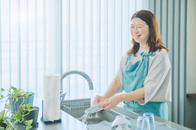 ライフオーガナイザーとして活動するきくともさん（52歳）。夫、高校生の長女、愛犬とともに暮らす