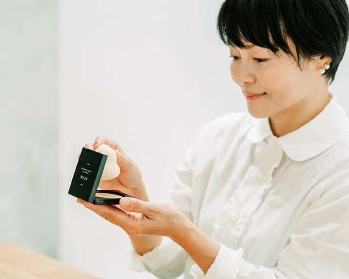 ファンデーションと女性
