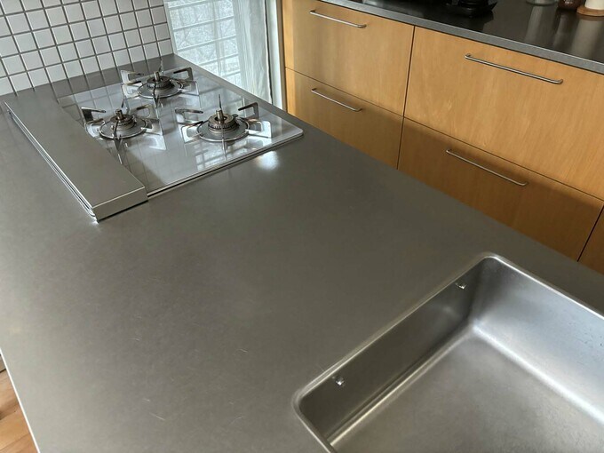 バイブレーション仕上げのステンレスワークトップ