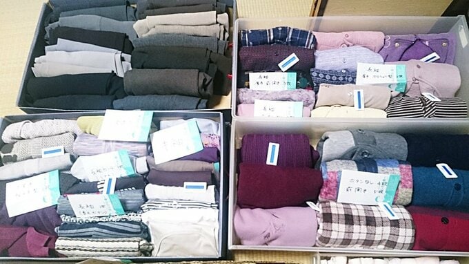 服を種類別に分けてラベリング