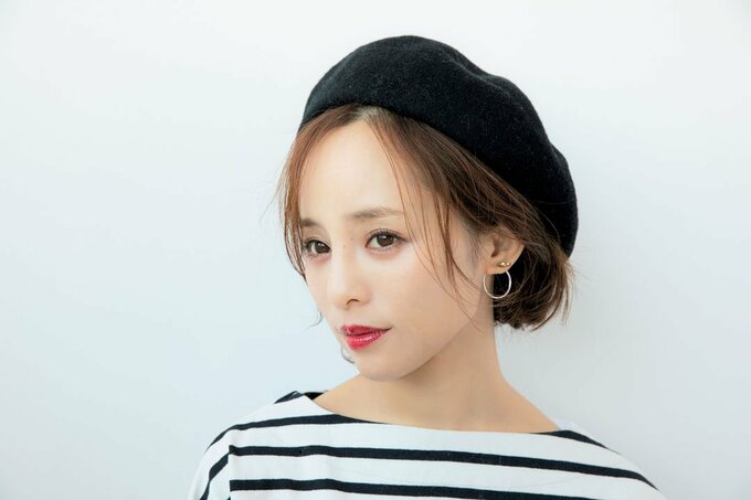 コンパクトにまとめた髪でメリハリを出す