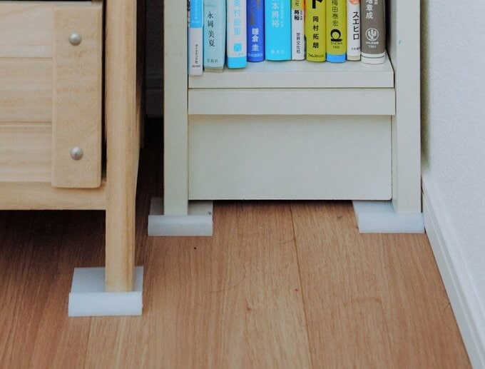 家具の重心を少し後ろに傾けることで、転倒を防ぐ効果が