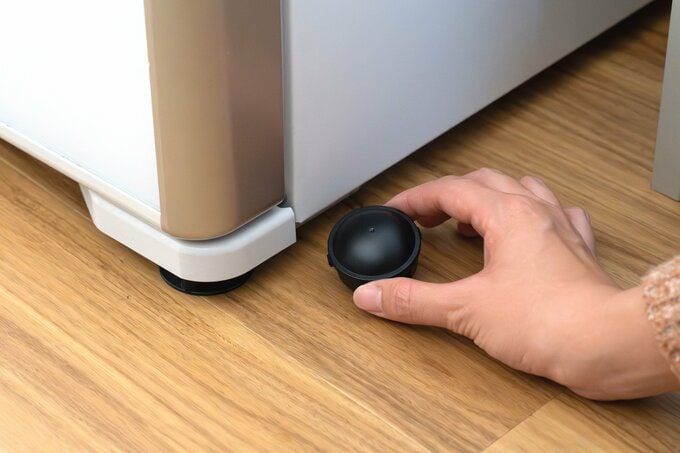 冷蔵庫の下はゴキブリが定着しやすい。防虫用品での対策がおすすめ（画像：アース製薬提供）