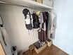 年20着で暮らす40代・元アパレル店員が「やめてよかった」服の買い方。ムダ買い防止のコツも