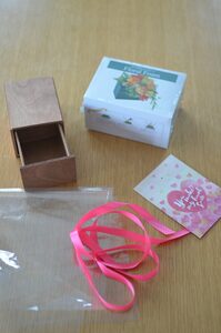 花以外の材料は100円ショップでそろいます。