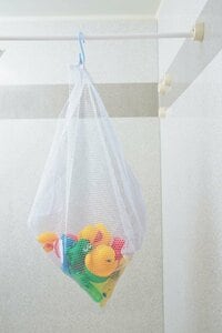 子どものお風呂用オモチャは洗濯ネットに入れてつるす