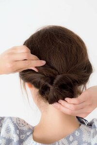 毛束の根元を引っぱって上から通していく