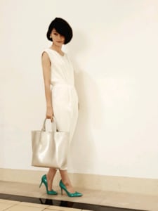 シックなワントーンコーデの足元に