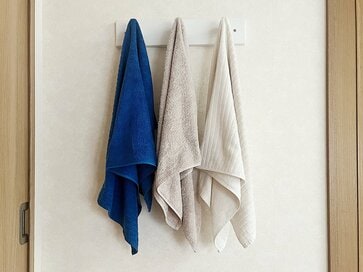 子ども3人家庭「バスタオルの悩み」を解決したアイデア。畳まなくてOK、洗濯後も片付けやすい仕組み