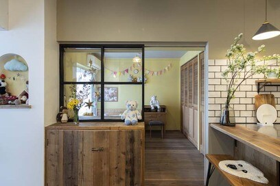 【マンションリノベ事例】LDKとも玄関ともつながる、内窓に囲まれたアトリエスペースがある住まい