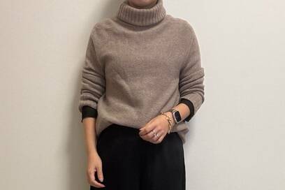 40代、老け見えしない「ベージュニット」着こなし3例。タンスの肥やし服も生き返る