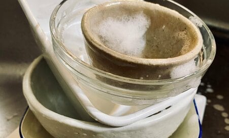 50代おひとりさま、「食器洗い」をラクにするコツ5つ。節約にもなるすすぎ方とは