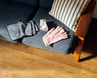 掃除が劇的にラクになる「100円グッズ」5選。ホコリを絡め取る手袋も