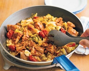 フライパンで簡単「チキンとキャベツのBBQ蒸し」。ご飯が進む味