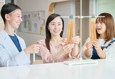 美しい髪の象徴「ツヤ」の研究施設に潜入！椿オイルに着目したこだわりや技術に迫る