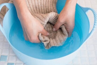 タートルネックは首だけ40℃で洗う。ニットのお手入れ方法