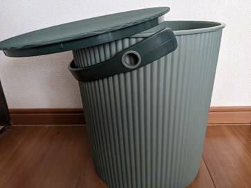 フタつきバケツで、リビングすっきり！ゴミ箱、スツール…踏み台にもなる