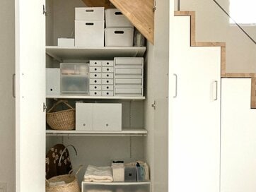 リビング階段下が収納の間取りで、LDKを片づけやすく＆ネコのトイレを隠す