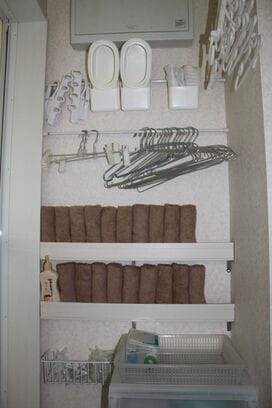 突っぱり棒やL字金具であきスペースを活用！狭い洗面所を使いやすく