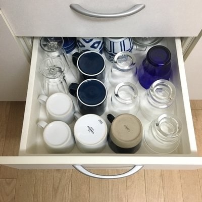 引き出しにグラスなど