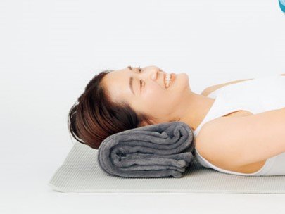 首周りがつらい人はバスタオルを頭の下に