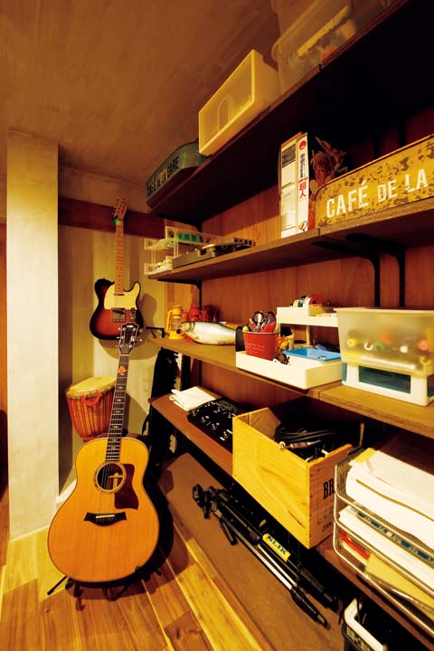 デスク背面のオープン棚