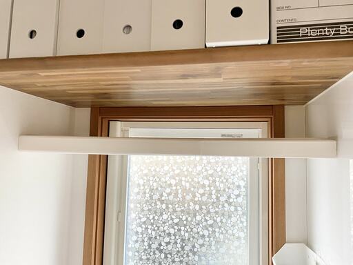 突っ張り棚にプラダンを設置