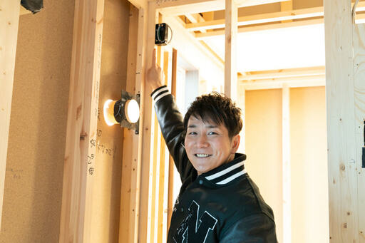 エアコンのコンセントの位置を確認するコジマジックさん