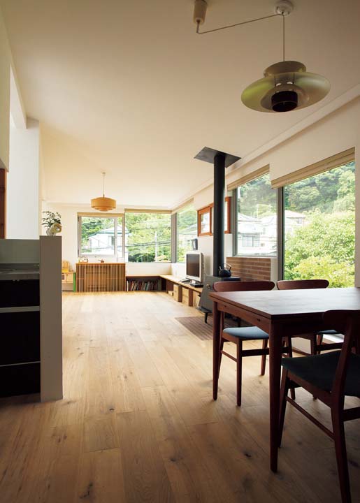 2階にある細長い空間のリビング