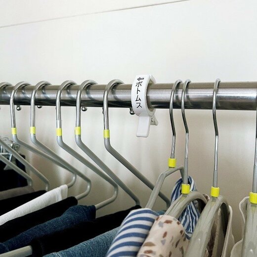 コードクリップに“ボトムス”とラベルを貼ってラックにつけた様子