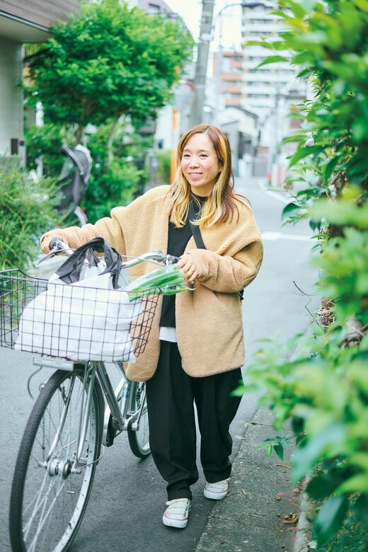 自転車を押す女性