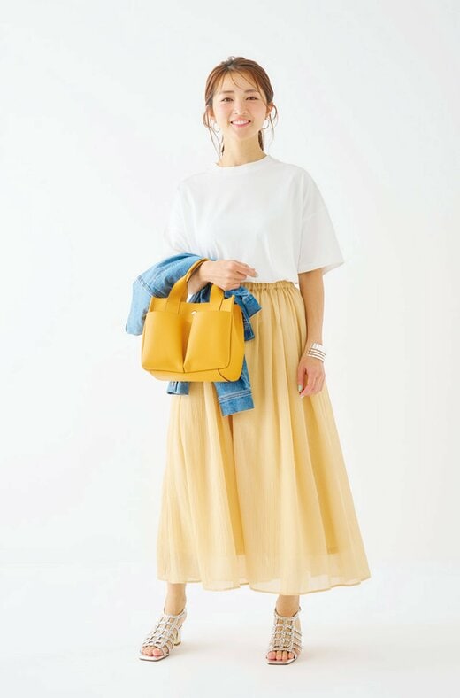 ヘビーウェイトのTシャツとイエロースカートコーデ