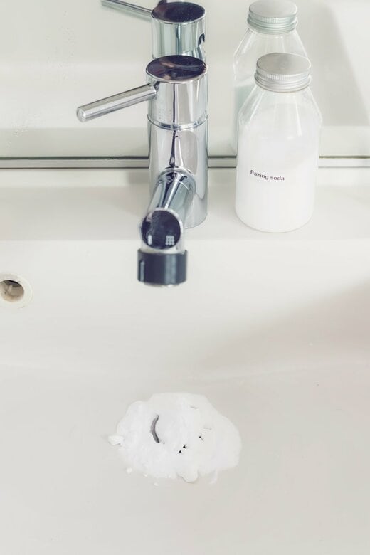 洗剤をかけた洗面台の排水溝