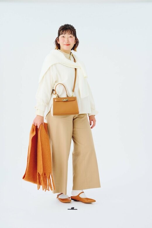 白シャツとキャメルパンツを着た川村さん