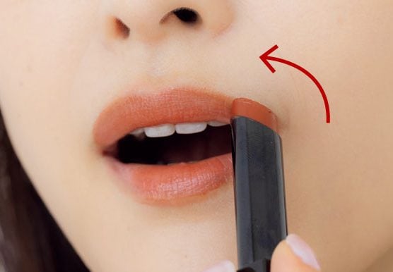 リップの角を使ってラインを整える