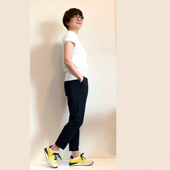 白Tに黒パンツ
