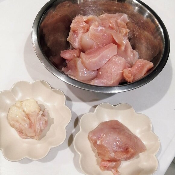 ボウルやお皿に鶏肉