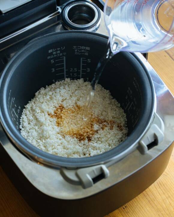 炊飯器にお水を注ぐ